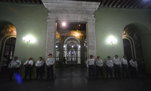 Previo al desalojo de empresarios del Palacio de Gobierno, y posterior al mismo, elementos de la IPAX resguardaron las entradas al Palacio de Gobierno. 