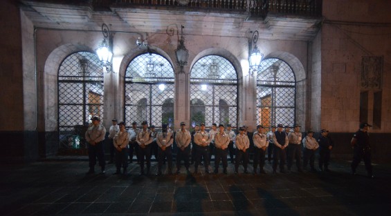 Previo al desalojo de empresarios del Palacio de Gobierno, y posterior al mismo, elementos de la IPAX resguardaron las entradas al Palacio de Gobierno. 