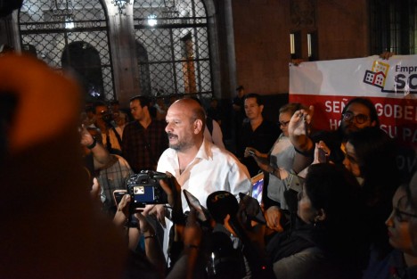 Pese a haber sufrido los empresarios jalones por parte de quienes los desalojaron, el Gobierno del Estado emitió un comunicado en el que aseguran que fueron amablemente invitados a retirarse. 