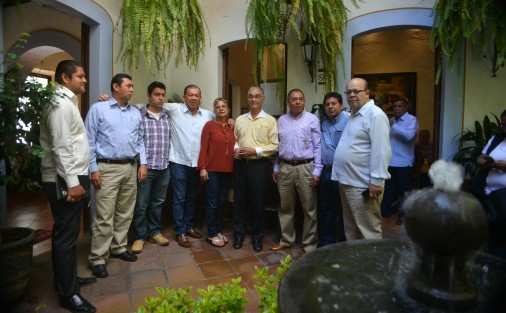 Empresarios encabezados por Jesús Castañeda Nevares que fueron desalojados de Palacio de Gobierno ofrecieron una conferencia de prensa y dijeron que seguirán exigiendo sus pagos al Gobierno del Estado.