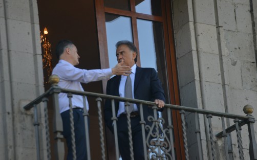 Después de haberse boleado los zapatos y no dar declaración alguna, el gobernador Miguel Ángel Yunes salió al balcón de su oficina, que estos últimos día ha sido su lugar preferido  para  refugiarse.  