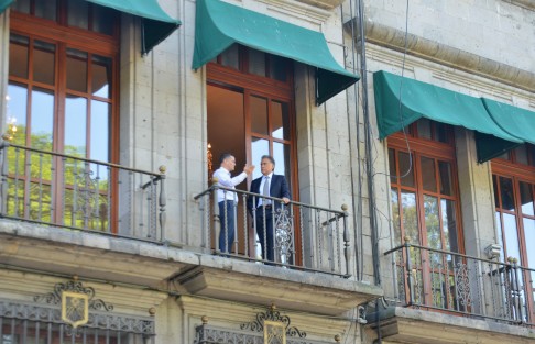 Después de haberse boleado los zapatos y no dar declaración alguna, el gobernador Miguel Ángel Yunes salió al balcón de su oficina, que estos últimos día ha sido su lugar preferido  para  refugiarse.  