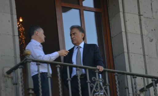 Después de haberse boleado los zapatos y no dar declaración alguna, el gobernador Miguel Ángel Yunes salió al balcón de su oficina, que estos últimos día ha sido su lugar preferido  para  refugiarse.  