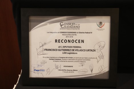 Los integrantes del Consejo Ciudadano del Distrito Federal IV, entregaron un reconocimiento al diputado Francisco Gutiérrez de Velasco Urtaza por su labor legislativa en el Congreso de la Unión y por haber creado este consejo.