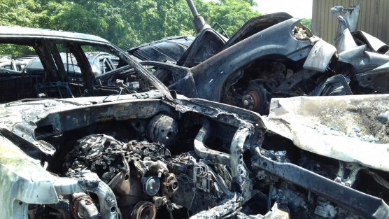 4 personas muertas fue lo que dejó un accidente en la autopista Cosoleacaque-Acayucan, al desengancharse uno de los tanques cargados con sustancia flamable de una pesada unidad con doble remolque, misma que embistió a 6unidades particulares.