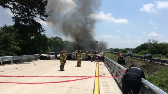 4 personas muertas fue lo que dejó un accidente en la autopista Cosoleacaque-Acayucan, al desengancharse uno de los tanques cargados con sustancia flamable de una pesada unidad con doble remolque, misma que embistió a 6 unidades particulares.