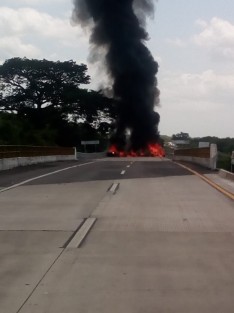4 personas muertas fue lo que dejó un accidente en la autopista Cosoleacaque-Acayucan, al desengancharse uno de los tanques cargados con sustancia flamable de una pesada unidad con doble remolque, misma que embistió a 6 unidades particulares.