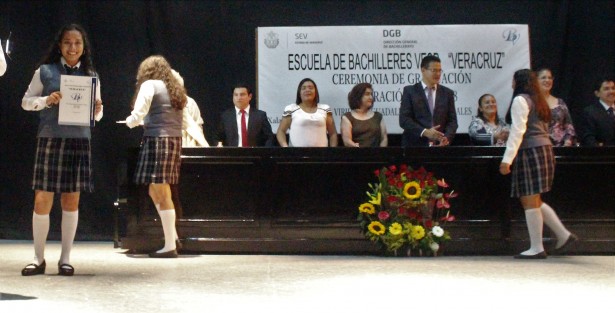 Una de las últimas ceremonias de graduación del ciclo escolar 2017 -2018 fue la de Bachilleres Veracruz, donde se efectuó el cambio de escolta y los jóvenes recibieron sus diplomas. ¡Felicidades a los graduados!  