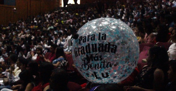 Los que pretenden hacer su agosto en julio con los globos de graduación, que cada vez la demanda es menos por la competencia que hay. 