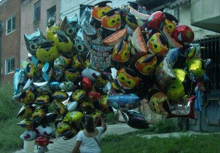 Los que pretenden hacer su agosto en julio con los globos de graduación, que cada vez la demanda es menos por la competencia que hay. 