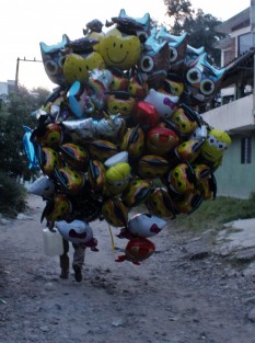 Los que pretenden hacer su agosto en julio con los globos de graduación, que cada vez la demanda es menos por la competencia que hay. 