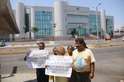 Integrantes de Justicia y Conciencia Ciudadana A.C., interpusieron un amparo ante el Poder Judicial de la Federación en contra la privatizaciòn de aguas superficiales por parte del gobierno federal.
