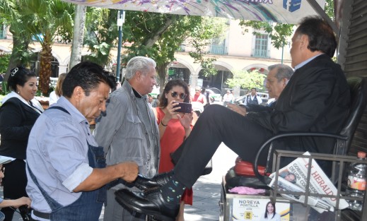 Previo a la rueda de prensa, el gober salió a bolearse los zapatos. Hoy sí tenía varo .