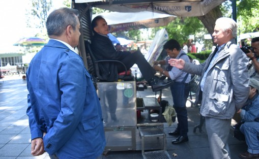 Previo a la rueda de prensa, el gober salió a bolearse los zapatos. Hoy sí tenía varo .
