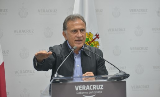 Sobre los empresarios que reclaman pago de adeudos al Gobierno Estatal, dijo que la mayoría estarían ligados a empresas de Javier Duarte y sus funcionarios, y por tanto se analiza si se le paga o no, aunque acusó a algunos de ellos de estar relacionados con empresas fantasma.  