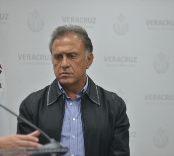 A cuestionamientos de la prensa, el gobernador Miguel Ángel Yunes Linares dijo sobre los empresarios que reclaman pago de adeudos al Gobierno Estatal, que la mayoría estarían ligados a empresas de Javier Duarte y sus funcionarios, y por tanto se analiza si se le paga o no, aunque acusó a algunos de ellos de estar relacionados con empresas fantasma. 