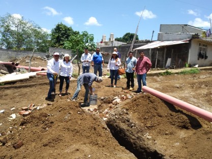 El alcalde del municipio de Teocelo, Mario Antonio Chama Díaz, recorrió acompañado de su equipo de trabajo parte de las 26 obras que están en proceso.