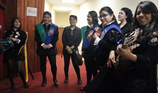 Luego de la conferencia de prensa, integrantes de la Tuna Femenil de la Universidad Veracruzana ofrecieron una probadita de su música y bailes, de los cuales disfrutarán los asistentes al 5o. Festival de Tunas Femeniles. 