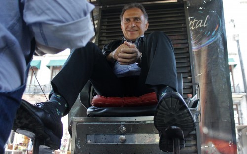A últimas fechas se ha visto más seguido al gobernador, Miguel Ángel Yunes, lustrándose el calzado en el parque Juárez, donde también a veces pide crédito.