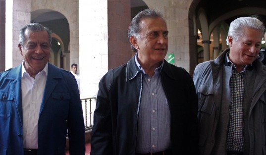 Los secretarios de Educación y Turismo acompañaron al gobernador Yunes Linares durante la conferencia de prensa.
