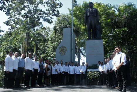 Integrantes de la Logia Masónica recordaron el Aniversario Luctuoso de Benito Juárez, en el parque que lleva su nombre en la capital veracruzana.  