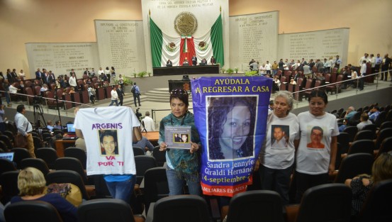 Varios grupos de personas que buscan a sus familiares desaparecidos se manifestaron durante la sesión del Congreso del Estado de Veracruz, para exigir a los diputados que se agilice la aprobación de la ley. 