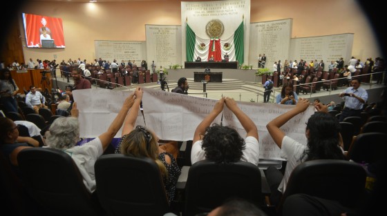 Varios grupos de personas que buscan a sus familiares desaparecidos se manifestaron durante la sesión del Congreso del Estado de Veracruz, para exigir a los diputados que se agilice la aprobación de la ley. 