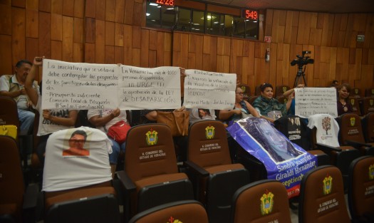 Varios grupos de personas que buscan a sus familiares desaparecidos se manifestaron durante la sesión del Congreso del Estado de Veracruz, para exigir a los diputados que se agilice la aprobación de la ley. 