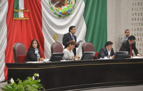 Durante la sesión del Congreso de este jueves, los diputados Cinthya Lobato y Sebastián Arellano, renunciaron a la bancada del PAN, la primera para sumarse a la de MORENA y el segundo, en su recorrido de bancadas, va con Juntos por Veracruz.