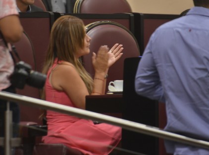 La más contenta con el anuncio de la renuncia de Cinthya y el diputado Reyes fue María José Gamboa quien aplaudió por varias segundos la decisión.  