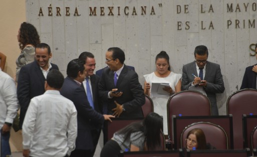 Con la misma seriedad con que se discuten los temas en el Congreso de Veracruz, luego de unas horas de haber anunciado su salida de la bancada del PAN, el diputado Sebastián Reyes Arellano dijo que siempre sí le hace falta el PAN, y se queda en ese grupo legislativo. 
