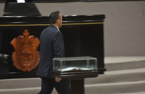 Inmediatamente después de la lectura de la carta de Reyes Arellano en donde se retractaba de su salida de la bancada panista, se leyó otra misiva, ahora del panista Sergio Hernández, para informar que se sumaba a su grupo legislativo la perredista Dulce María García, casualmente.  
