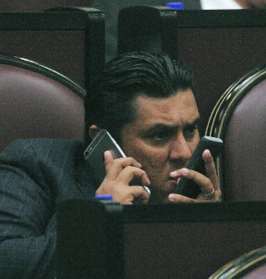 Hablando con sus dos jefes. 