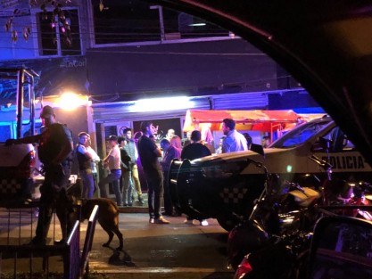 Madruguete con operativos en bares de Xalapa, curiosamente ligados a familiares de la diputada Cinthya Lobato, quien ayer renunciara a la bancada panista para sumarse al grupo de MORENA en el Congreso estatal y de madrugada en redes sociales posteara que continúan las amenazas y agresiones en su contra y su familia. 