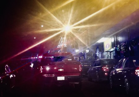 Madruguete con operativos en bares de Xalapa, curiosamente ligados a familiares de la diputada Cinthya Lobato, quien ayer renunciara a la bancada panista para sumarse al grupo de MORENA en el Congreso estatal y de madrugada en redes sociales posteara que continúan las amenazas y agresiones en su contra y su familia. 