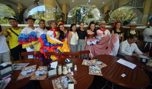 Autoridades municipales de Teocelo encabezadas por la presidenta municipal del DIF, Mara Chama, invitan al público en general al tercer festival folklórico internacional del cual serán anfitriones. Se llevará a cabo el día de mañana en punto de las 4 de la tarde frente a Palacio municipal. No falte.