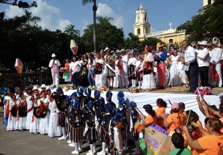  La tarde de este sábado se llevó a cabo el tercer Festival Folklórico Internacional en la ciudad de Teocelo, Veracruz, congregando cientos de personas para disfrutar ballets folklóricos del país de Colombia, del Estado de Michoacán, y de los municipios veracruzanos de Xalapa, Banderilla, Jalcomulco y Teocelo.  