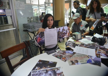 Claudia Leonardo Landa, del Movimiento Conciencia, mostró fotos de los maltratos sufridos por los toros en la fiesta de Xico y dijo que su grupo realizará las demandas pertinentes.