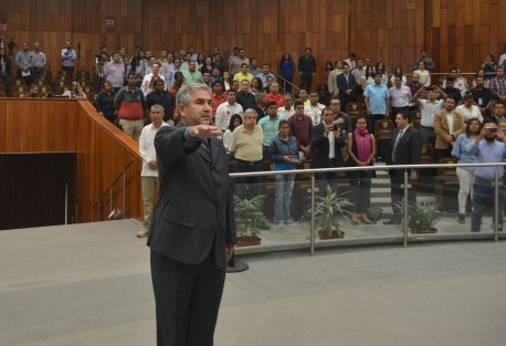 Afortunadamente, el rendir protesta sirvió de calentamiento al diputado suplente por un día, Víctor Manuel de la Fuente,  para cumplir con la agotadora misión que tendrá en esta sesión, de aprobar todo lo que aprueben sus compañeros panistas.... Si ser diputado tiene su chiste.