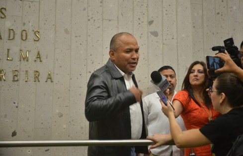Aunque para el cambio de bancada sí hubo objeción de la bancada panista por error en el oficio, para que el diputado Sebastián Reyes reculara en su salida no hubo quien notara el error al haber firmado como diputada, y no como  diputado, quizá por la equidad de género.  