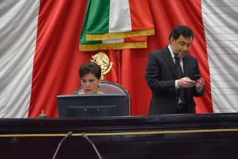 Luego de una larga discusión y de que ninguno de los candidatos al  cargo de Fiscal Anticorrupción obtuviera los votos requeridos para su nombramiento, la  presidenta de la Mesa Directiva pretendió realizar otra votación, obligando a los legisladores a votar por alguno (a fuerza) de los dos que obtuvieron más votos. 