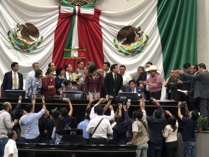  Luego de una larga discusión y de que ninguno de los candidatos al cargo de Fiscal Anticorrupción obtuviera los votos requeridos para su nombramiento, la presidenta de la Mesa Directiva pretendió realizar otra votación, obligando a los legisladores a votar por alguno (a fuerza) de los dos que obtuvieron más votos. 