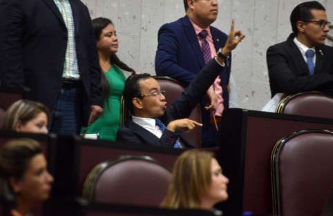 Hasta en dos ocasiones se suspendió la sesión luego que agotaran todas las estrategias para parar el nombramiento del Fiscal anticorrupción que trataron de imponer los legisladores del PAN y PRD.