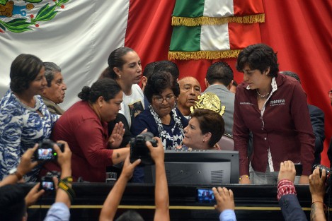 Diputados de Morena de plano trataron de tomar la tribuna para evitarlo.