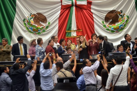 Diputados de Morena de plano trataron de tomar la tribuna para evitarlo.