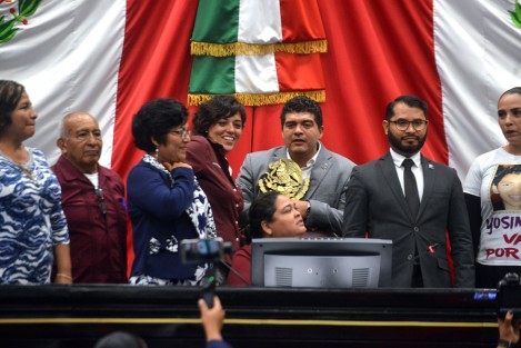 Con intentos fallidos de tomar la tribuna, diputados de MORENA no pudieron hacer nada para impedir la toma de protesta del nuevo fiscal anticorrupción. 
