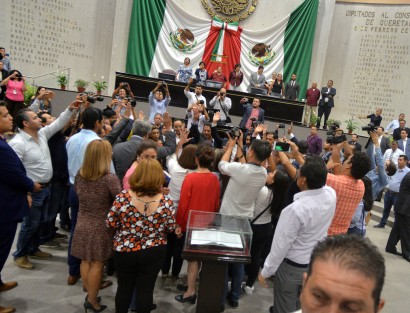 Con intentos fallidos de tomar la tribuna, diputados de MORENA no pudieron hacer nada para impedir la toma de protesta del nuevo fiscal anticorrupción. 