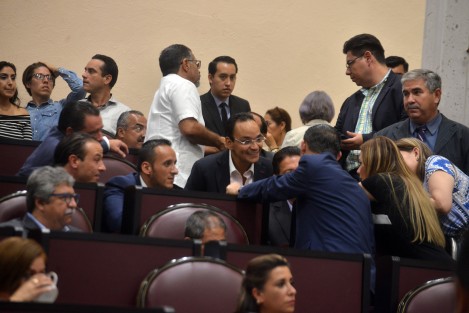 Con intentos fallidos de tomar la tribuna, diputados de MORENA no pudieron hacer nada para impedir la toma de protesta del nuevo fiscal anticorrupción. 