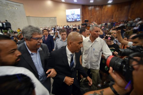 
Entre empujones, gritos, y hasta mentadas de madre rindió protesta el nuevo Fiscal anticorrupción, el cual fue designado por diputados del PAN, PRD, PANAL e independientes.