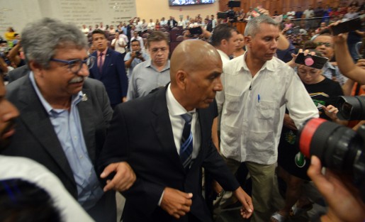 
Entre empujones, gritos, y hasta mentadas de madre rindió protesta el nuevo Fiscal anticorrupción, el cual fue designado por diputados del PAN, PRD, PANAL e independientes. 
